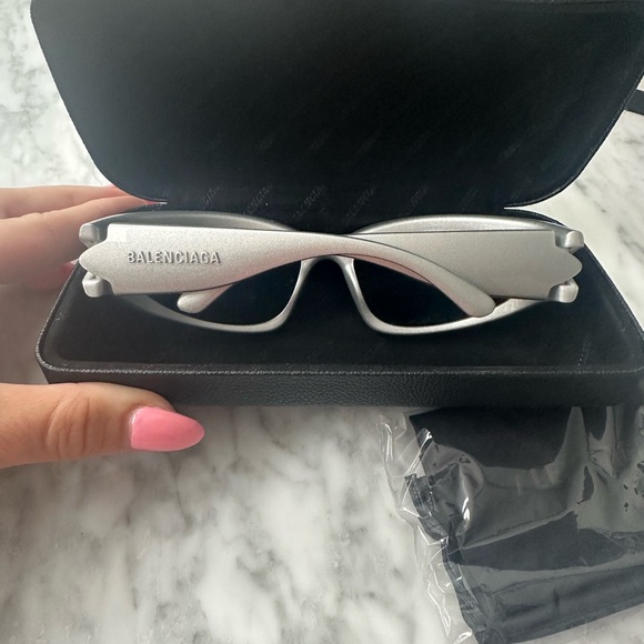 BALENCIAGA SWIFT OVAL SUNGLASSES IN SILVER as seen on Kim K - Picture 4 of 8